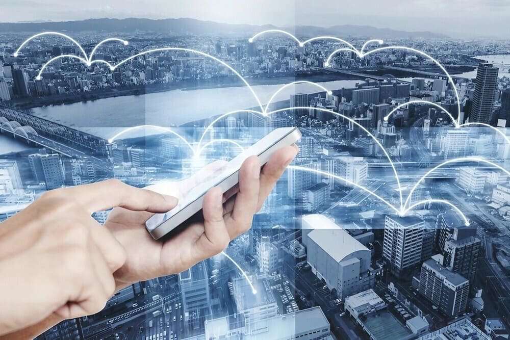 mano sujetando móvil especialista telecomunicaciones mano sujetando móvil especialista telecomunicaciones