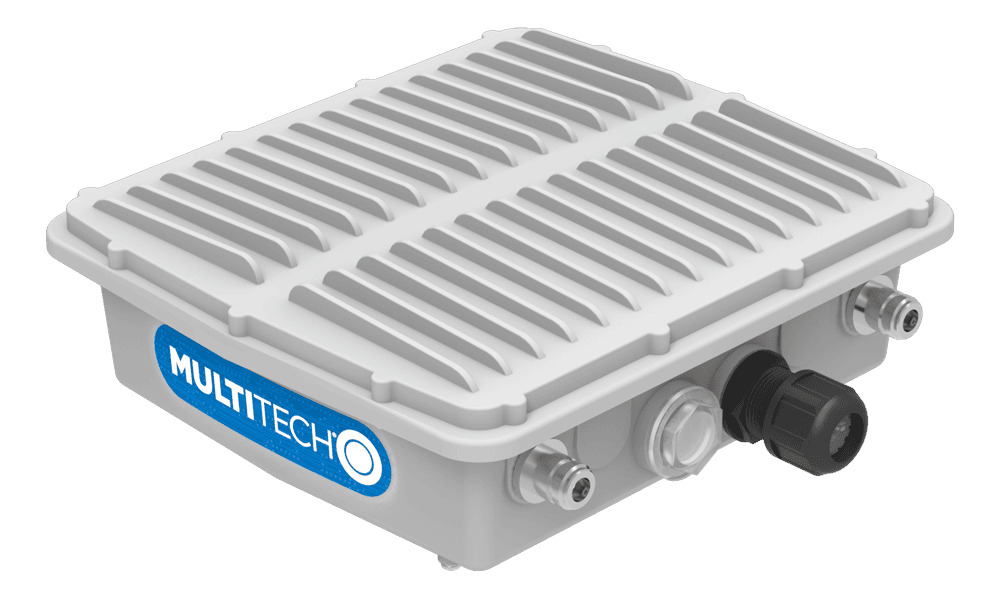 caja metalica industrial con logo multitech utilizada en sistemas de comunicacion y conectividad avanzada