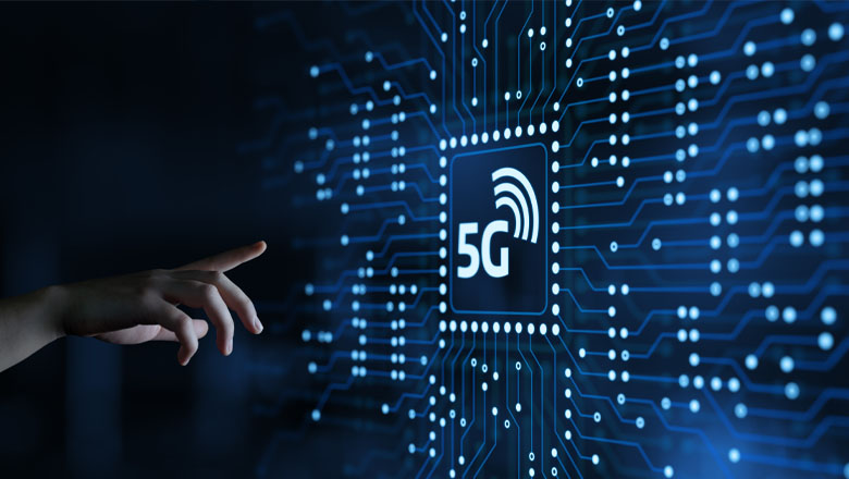 mano señalando logotipo de 5G mano señalando logotipo de 5G